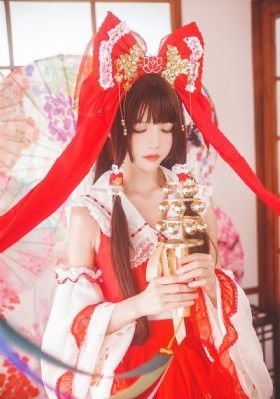 触摸美女大腿中间游戏_蓝光在线观看高清